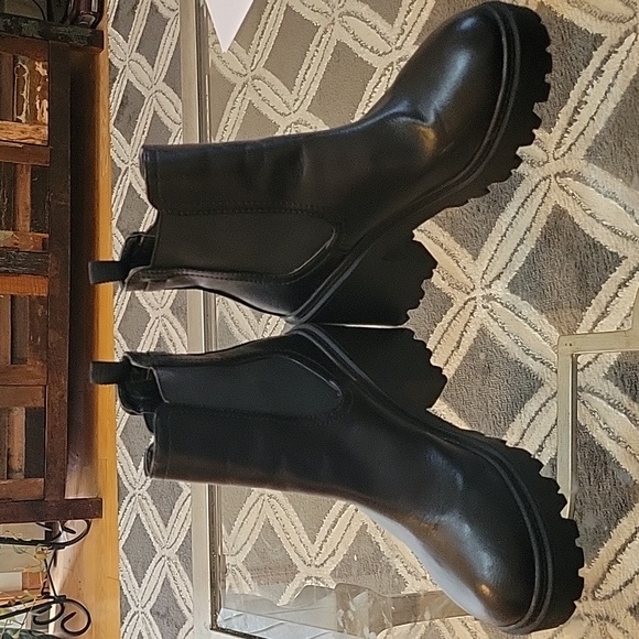 Urban Outfitters boots - Picture 2 of 7